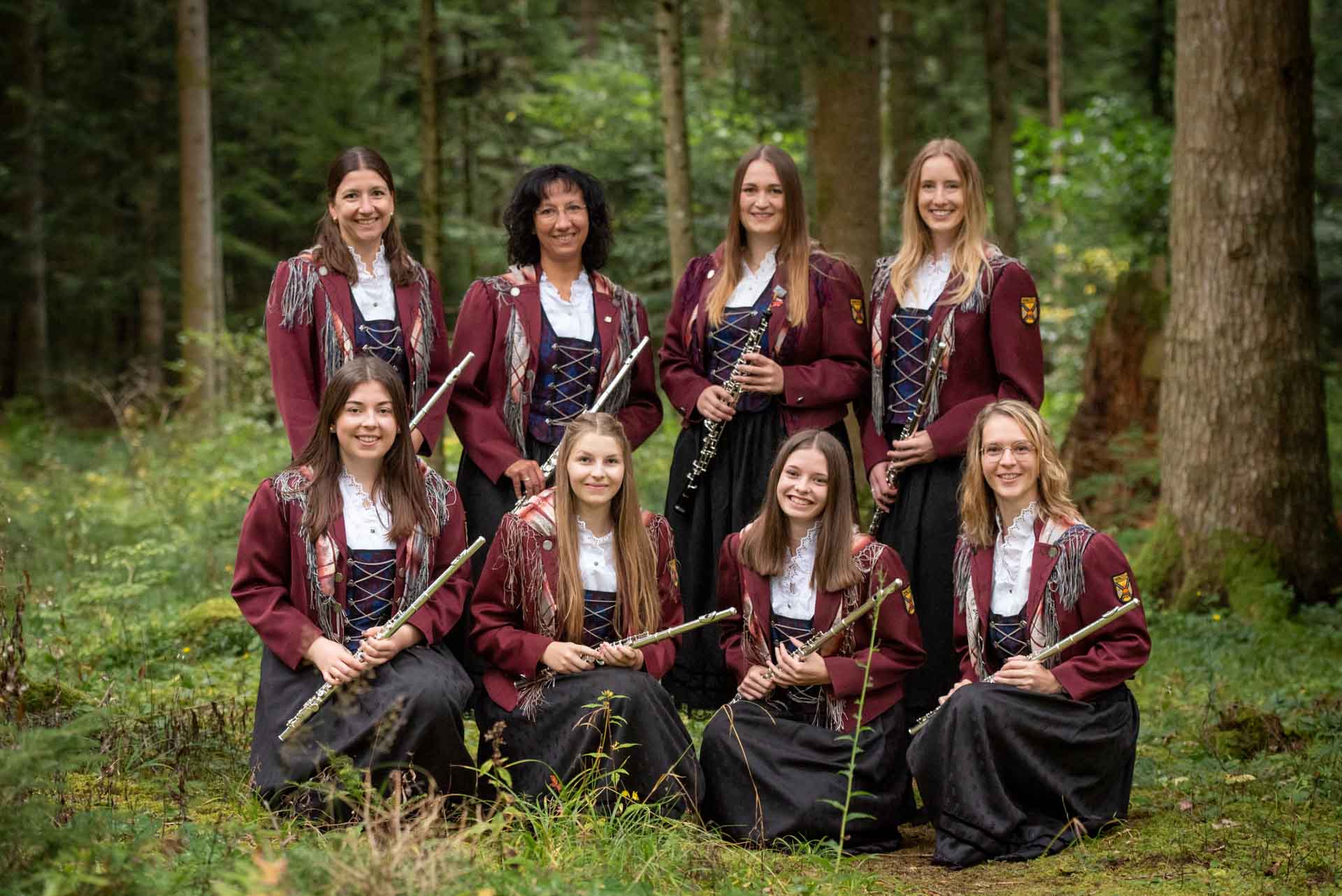 Querflöten auf einem Baumstamm